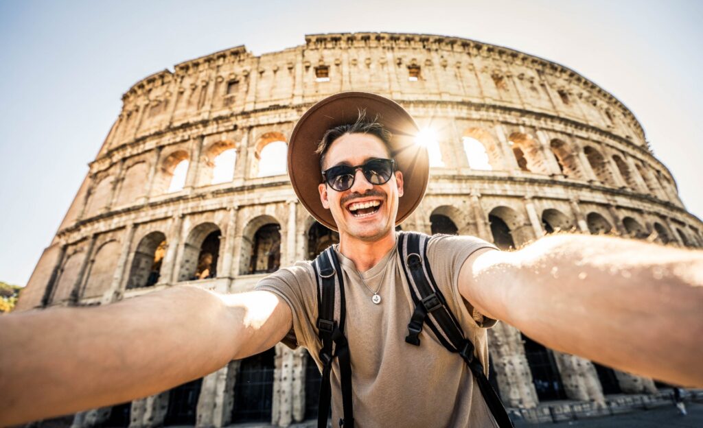 How to take a good dating app photo, according to dating app experts