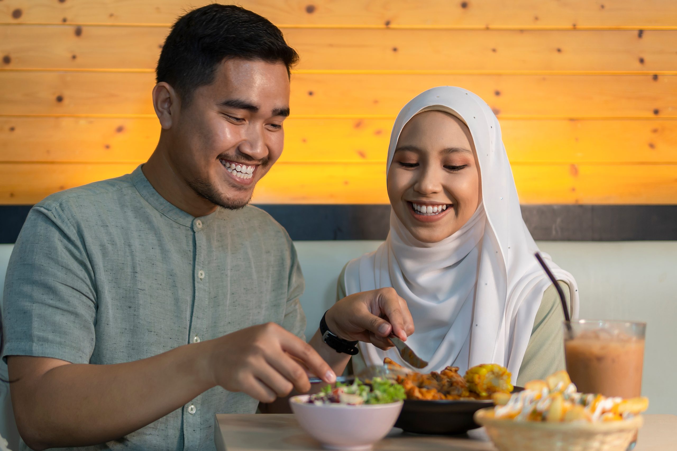 Guide to the best halal restaurants in Australia covering halal food certification, Islamic halal certification in Australia and the Australian halal food market.